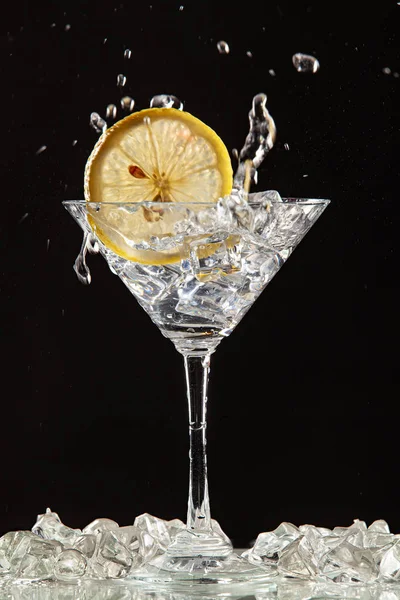 Cam, limon ve su sıçraması — Stok fotoğraf