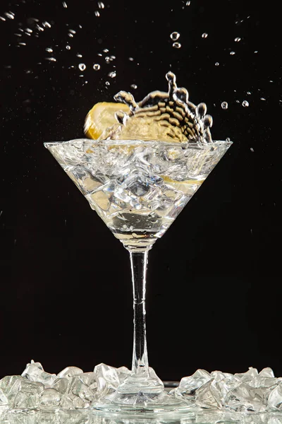 ガラス、レモン、水のスプラッシュ — ストック写真