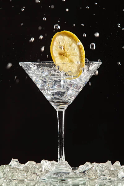 Glas, citroen en spat water — Stockfoto