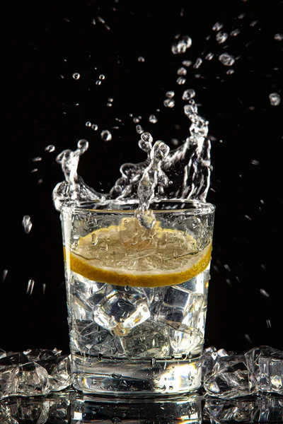 Szklanka wody, lód i cytryna — Zdjęcie stockowe
