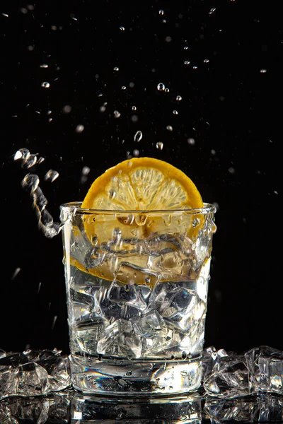 Szklanka wody, lód i cytryna — Zdjęcie stockowe