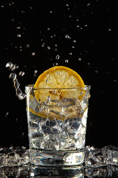 Bicchiere di acqua, ghiaccio e limone — Foto Stock