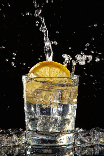 Verre d'eau, de glace et de citron — Photo