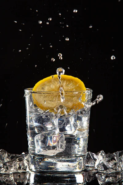 Glas Wasser, Eis und Zitrone — Stockfoto