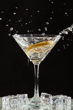 Cam, limon ve su sıçraması