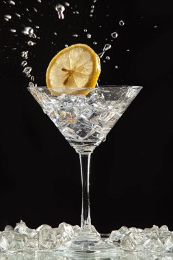 Cam, limon ve su sıçraması