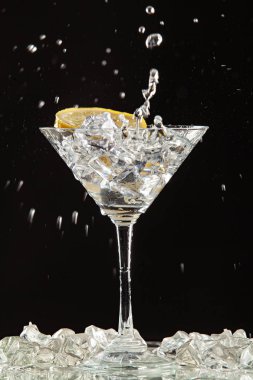 Cam, limon ve su sıçraması