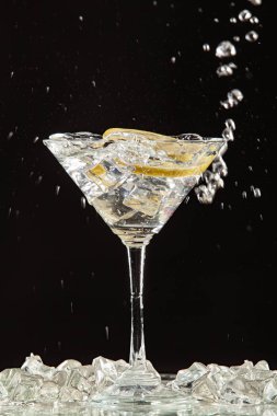 Cam, limon ve su sıçraması