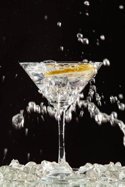 Cam, limon ve su sıçraması