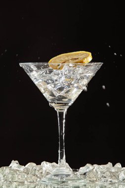 Cam, limon ve su sıçraması