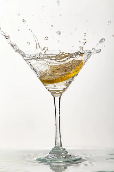 Glas, Zitrone und Spritzer Wasser — Stockfoto