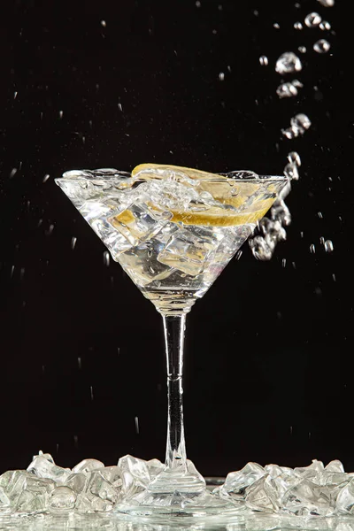 Cam, limon ve su sıçraması