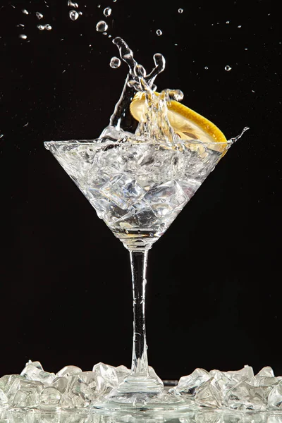 Glas, Zitrone und Spritzer Wasser — Stockfoto
