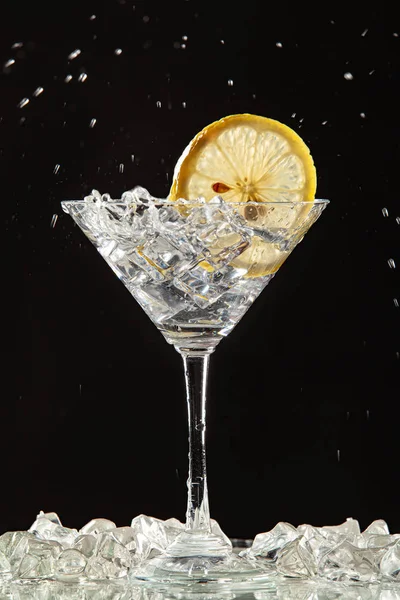 Glas, citroen en spat water — Stockfoto
