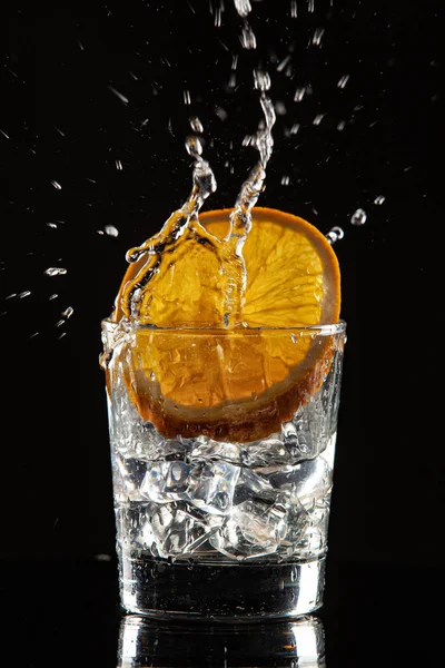 Vidrio, naranja, hielo y salpicaduras —  Fotos de Stock