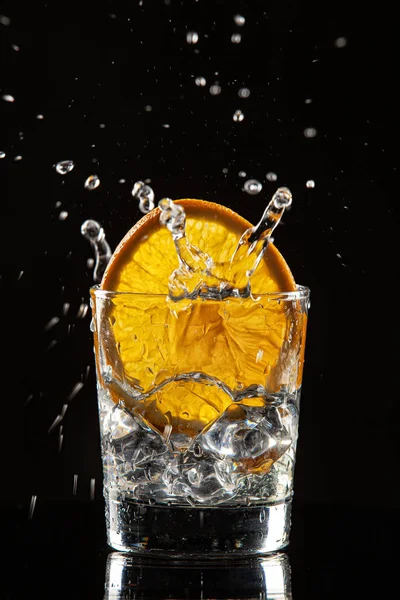Glas, Orange, Eis und Spritzer — Stockfoto
