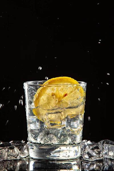 Glas Wasser, Eis und Zitrone — Stockfoto