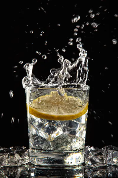 Bicchiere di acqua, ghiaccio e limone — Foto Stock