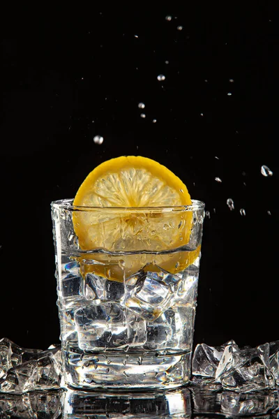 Bicchiere di acqua, ghiaccio e limone — Foto Stock