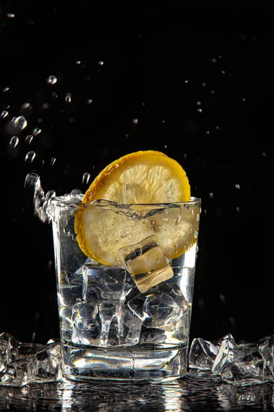 Glas Wasser, Eis und Zitrone — Stockfoto