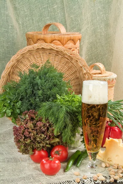 Кружка пива и зелени — стоковое фото