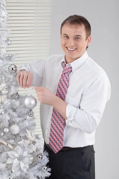 Joven Hombre Cerca Del Árbol Año Nuevo Fondo Estudio — Foto de Stock