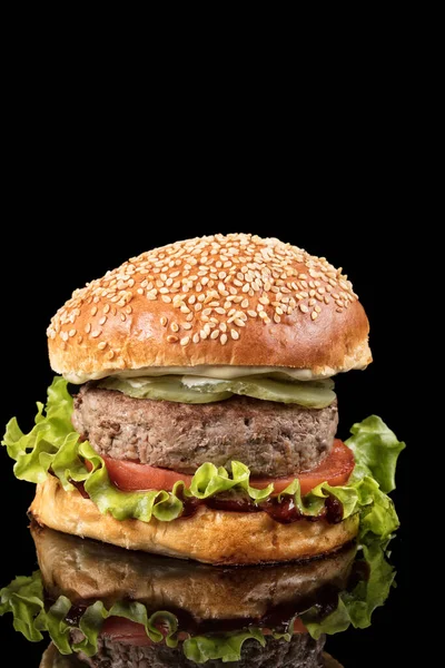 Burger Med Nötkött Och Grönsaker Reflekterande Glas Bakgrund — Stockfoto