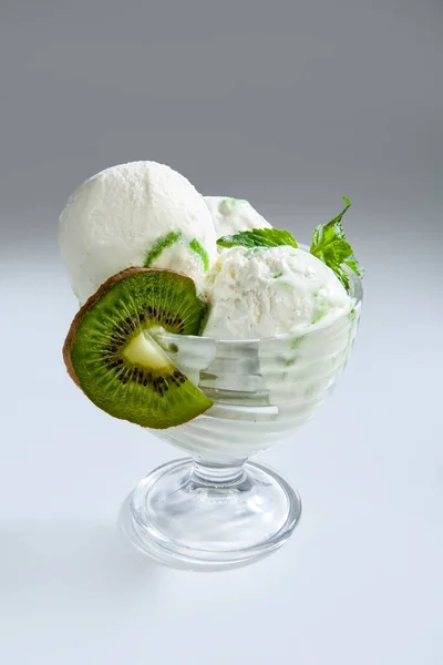 Vidro Com Icecream Kiwi Fundo Estúdio — Fotografia de Stock