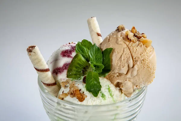 Vidro Com Gelado Biscoitos Fundo Estúdio — Fotografia de Stock