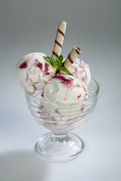 Vidro Com Gelado Biscoitos Fundo Estúdio — Fotografia de Stock