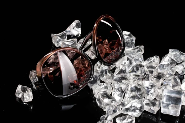 Sunglasses Pieces Ice Black Glass Background — Stock Photo, Image