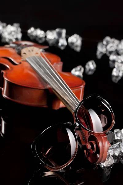 サングラス バイオリン ガラスの背景に氷の破片 — ストック写真