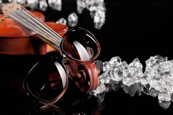 Sunglasses Violin Pieces Ice Glass Background — Stock Photo, Image