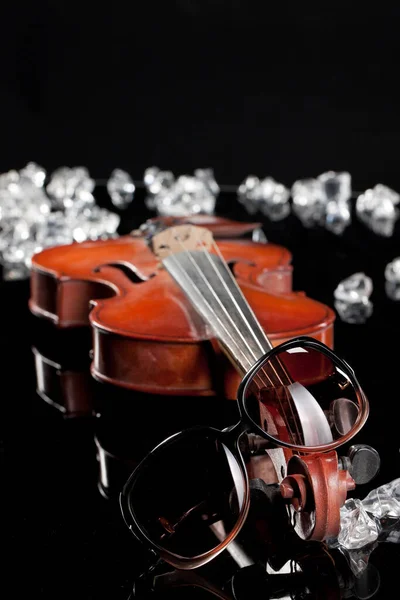 Сонцезахисні Окуляри Скрипка Шматочки Льоду Скляному Фоні — стокове фото