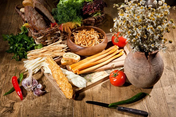 Käse Kamille Und Gemüse Auf Einem Alten Holztisch — Stockfoto