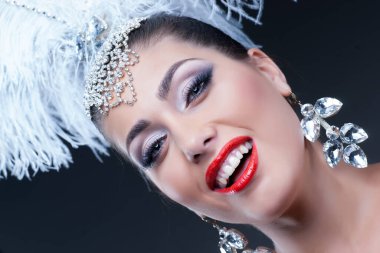 Stüdyo arka planında tüylü şapkası olan güzel bir kadın.