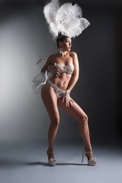 Jeune Belle Femme Avec Chapeau Plumes Sur Fond Studio — Photo