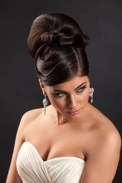 Молода Красива Жінка Весільній Сукні Чорному Студійному Фоні — стокове фото