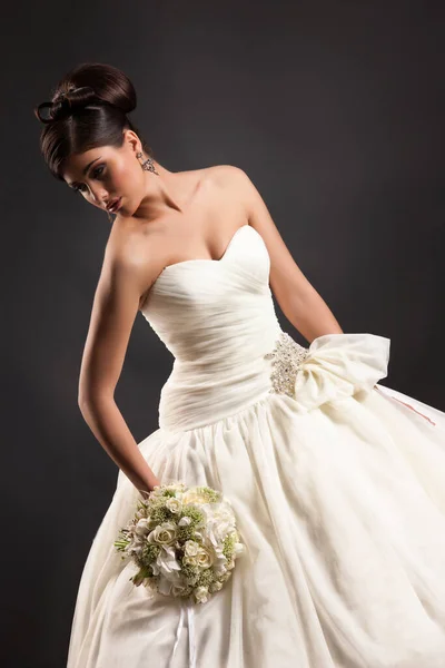 Junge Schöne Frau Einem Hochzeitskleid Auf Schwarzem Studiohintergrund — Stockfoto