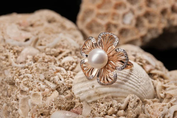 Golden Ring Pearl Seashell Stone Background — Stock Photo, Image