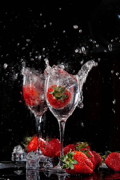 Aardbeien Die Met Water Het Glas Vallen — Stockfoto