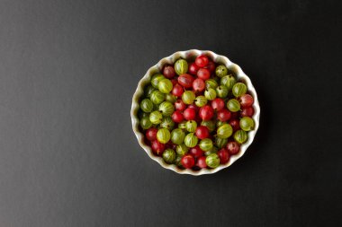 Siyah bir arka plan üzerinde metal bir fırın tepsisine Gooseberries