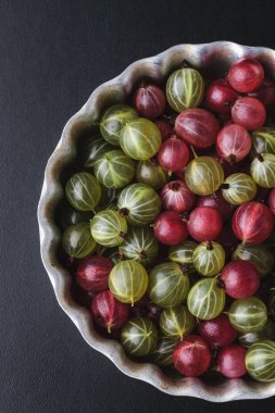 Siyah bir arka plan üzerinde metal bir fırın tepsisine Gooseberries