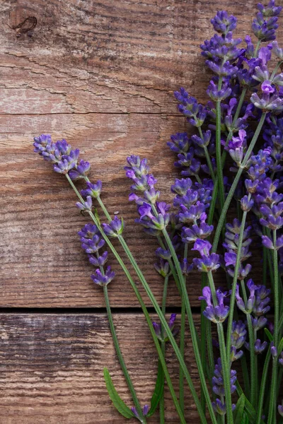 Lavendel Bloemen Een Houten Achtergrond — Stockfoto
