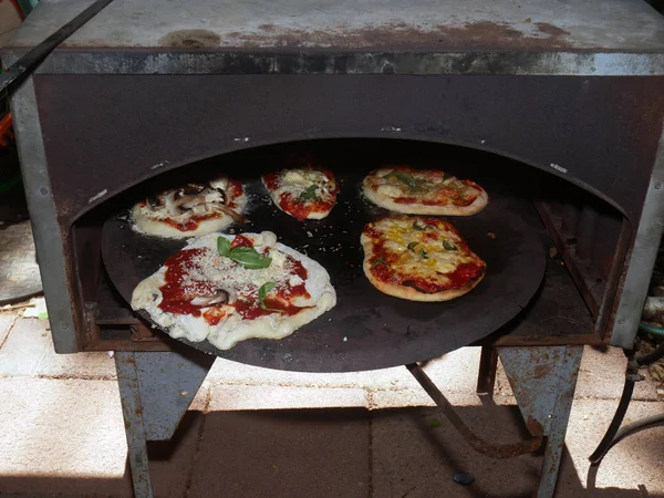 オーブン ピザのオープンエアの料理 — ストック写真