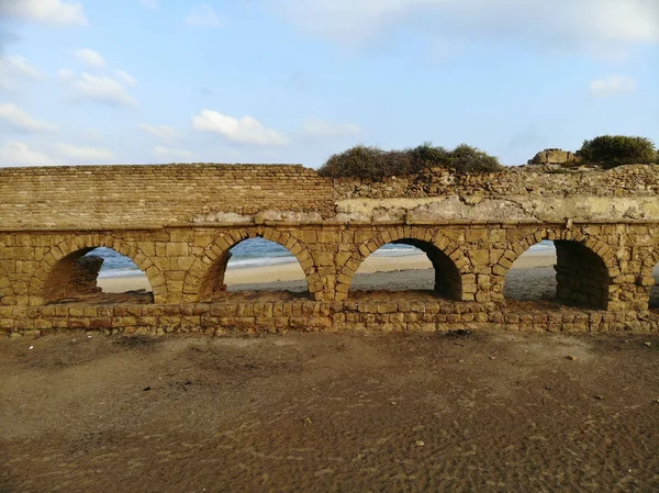 カイサリアのビーチで旧式なローマの水道橋 — ストック写真