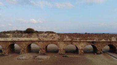 Antik Roma su kemeri Caesaria'da sahilde