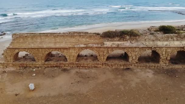 Antikes Römisches Aquädukt Strand Caesarea — Stockvideo