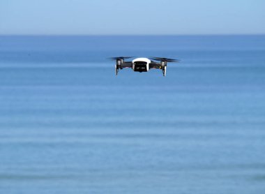 dronun denize bir kamera ile bir uçuş
