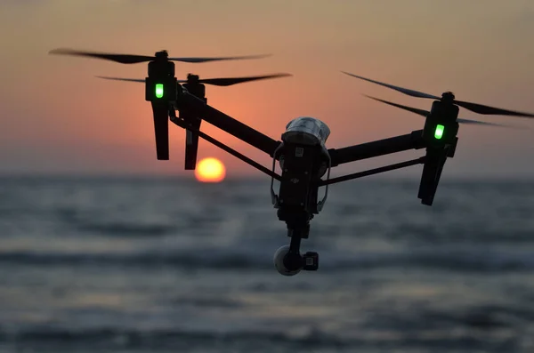 Silhouette Des Quadcopters Auf Dem Hintergrund Des Sonnenuntergangs Meer — Stockfoto